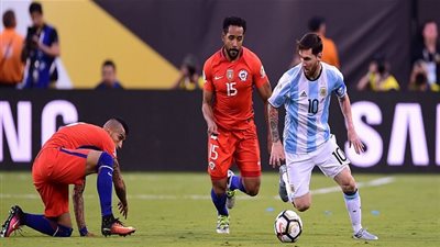 بالفيديو.. ميسي يهدر ركلة جزاء للأرجنتين.. وعصام الشوالي يسخر منه