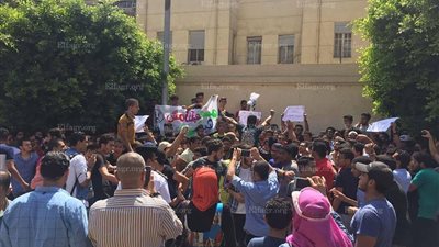 حشود من طلاب الثانوية العامة يتظاهرون أمام 