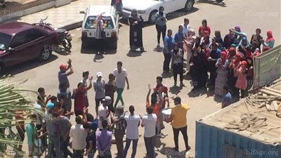 وقفة احتجاجية لطلاب الثانوية العامة أمام مديرية التربية والتعليم بالسويس (صور)
