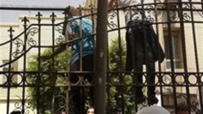 طلاب الثانوية العامة يتسلقون أسوار التربية والتعليم 