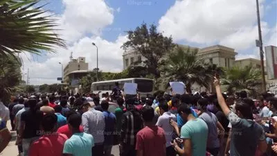 طلاب الثانوية بالإسكندرية ينظمون مسيرة احتجاجية ويهتفون: يسقط يسقط الوزير  (فيديو وصور)