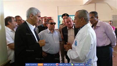 رئيس هيئة السكة الحديد يتناول طعام الإفطار مع العاملين بمحطة السويس