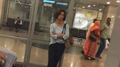 لحظة ترحيل ليليان داوود من مطار القاهرة (صور) 