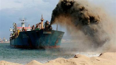 رئيس الهيئة العامة للمنطقة الاقتصادية لقناة السويس يعقد مؤتمرا صحفيا   