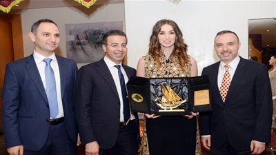 تكريم د. نادر صعب وأنابيلا هلال في الكويت (صور)