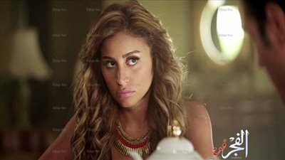 دينا الشربينى تعتدى بالضرب على رامز جلال  