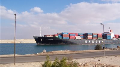 عبور 52 سفينة لقناة السويس بحمولة 2,7 مليون طن