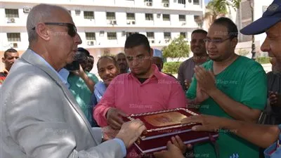 محافظ أسوان يطالب العاملين المؤقتين ببذل مزيد من الجهد والعمل (فيديو وصور)