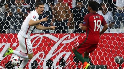 بالفيديو.. ليفاندوفسكي يسدد صاروخية على مرمى بولندا