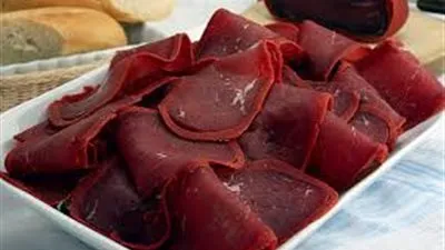 ضبط مصنع بسطرمة استخدم لحوم غير صالحة للاستهلاك الآدمي في القليوبية