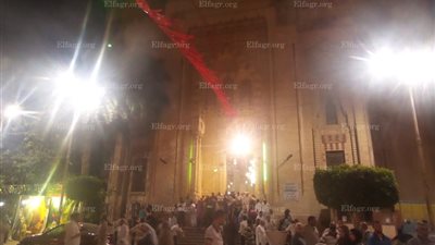 محافظ الإسكندرية يؤدي صلاة التراويح في مسجد المرسي أبي العباس (فيديو)