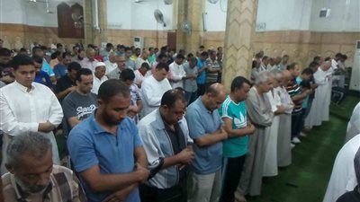 آلاف البورسعيدية يؤدون صلاة التهجد بالمسجد الكبير في بور فؤاد (فيديو وصور) 