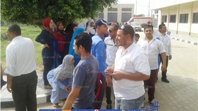وقفة لعمال النظافة وأفراد الأمن بمستشفى بني سويف احتجاجًا على 