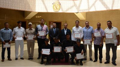 مدير أمن بورسعيد يكرم عدد من رجال الشرطة لنجاحهم في السيطرة على مشاجرة بالأسلحه النارية 