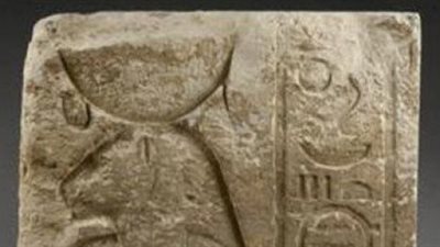  مصر تستعيد لوحة حجرية قبل بيعها بأحد صالات المزادات بباريس