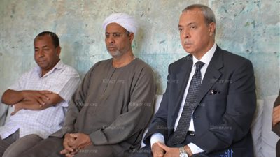 محافظ قنا: تلبية مطالب أسر الشهداء واجب وطني (صور)