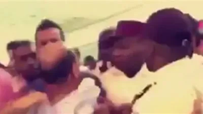 مصري يعتدي على سعودية ويسب المملكة داخل مركز تجاري في جدة (فيديو)