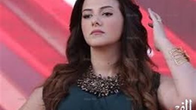  مجموعة من البلطجية يتشاجرون مع إيمى ودنيا سمير غانم 