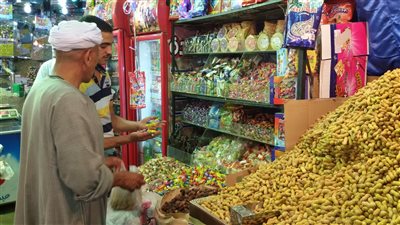 ارتفاع أسعار الشيكولاتة ينعش أسواق مسليات الفقراء