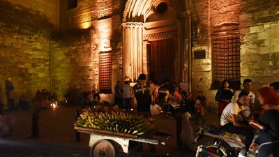 في شارع المعز.. ضحك ولعب وفرحة بليلة العيد (صور) 