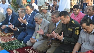 محافظ كفر الشيخ يؤدي صلاة العيد بساحة مسجد الإستاد (صور)