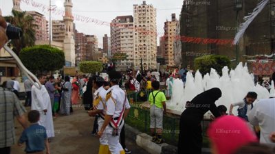 مواطنون بالإسكندرية يلتقطون صورا تذكارية عقب أداء صلاة العيد (صور)
