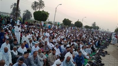 الآلاف يؤدون صلاة العيد فى 