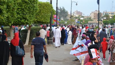 بائعو الأعلام يستغلون مباراة القمة لبيع بضائعهم في السويس (صور)