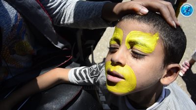 الأطفال يغيرون ملامحهم بـ