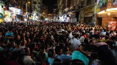 محاولات الشرطة لمنع التدافع والتحرش أمام سينما مترو (صور)