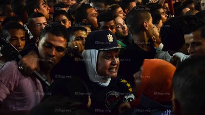 الشرطة النسائية تحارب التحرش والتدافع أمام سينما مترو (فيديو)