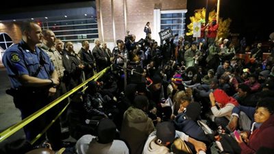 عاجل.. مقتل رجال شرطة بالرصاص في احتجاجات ضد العنصرية بأمريكا