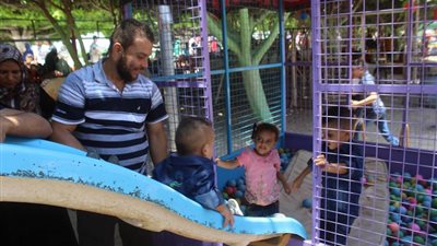 إقبال عشرات الأطفال على الألعاب الترفيهية في حدائق كفر الشيخ (صور)