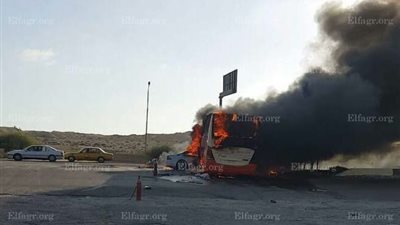 تفاصيل حادث تصادم أتوبيس سياحي وسيارة واحتراقهما في مطروح (صور)