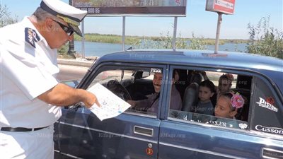 قيادات المرور بالإسكندرية يوزعون الألعاب الترفيهية على الأطفال في ثالث أيام العيد.(صور)