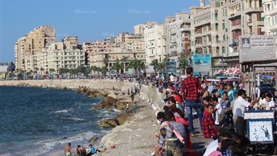 تكدس المصطافين على كورنيش الإسكندرية في أخر أيام العيد (صور)