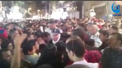 ازدحام وتدافع أمام دور السينما بوسط البلد.. والشرطة تحاول منع التحرش