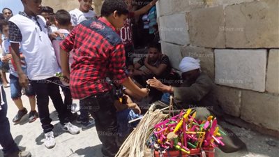 بائع الربابة يشعل احتفالات العيد بالإسكندرية بمعزوفات 