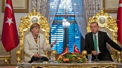 ميركل وأردوغان يجتمعان على هامش قمة الناتو في أول لقاء بعد قرار الأرمن