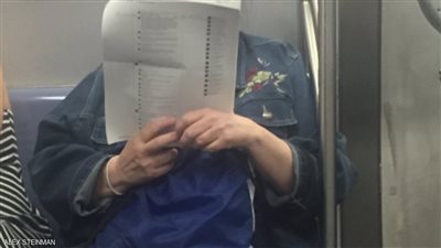 قارئة في قطار حيرت الآلاف في تويتر