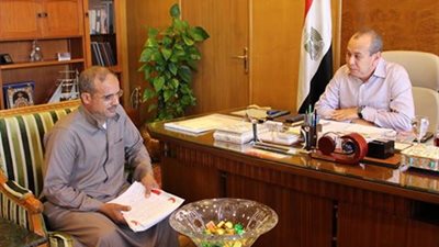 محافظ دمياط يستقبل والد الشهيد 