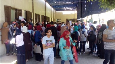 طلاب الثانوية العامة يتوافدون على 