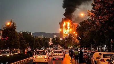 اندلاع حريق ضخم بأكبر مركز تجاري بإيران 