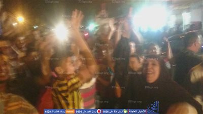 المئات من أهالي البقلية يحتشدون على الطريق أمام القرية لاستقبال أبنائهم العائدين من ليبيا 