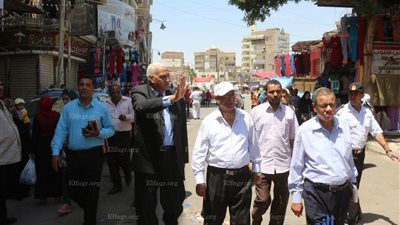 محافظ السويس يتفقد ميدان الأربعين ويستمع لشكاوي المواطنين (صور)