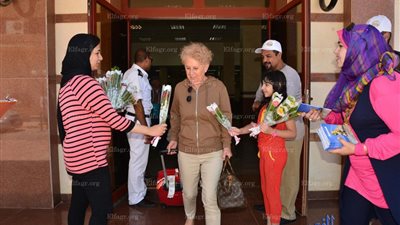 مطروح تستقبل أولى طائرات الشارتر علي متنها 108 سائح إيطالي (صور)