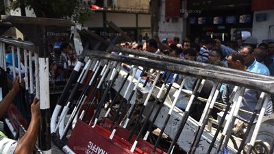 حملة الماجستير يخترقون الحواجز الحديدية في وقفة لهم أمام مجلس الوزراء (فيديو وصور)