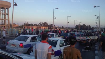 العشرات من مشجعي المصري يحتشدون بالمدخل الجنوبي لمحافظة بورسعيد (صور)