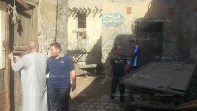 وسط تجاهل المسؤولين.. بلطجية يحولون اسطبل 