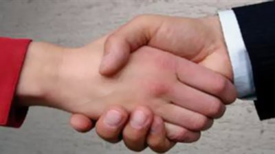 هل يحوز أن تصافح المرأة  رجلاً وهي ترتدي قفازاً ؟